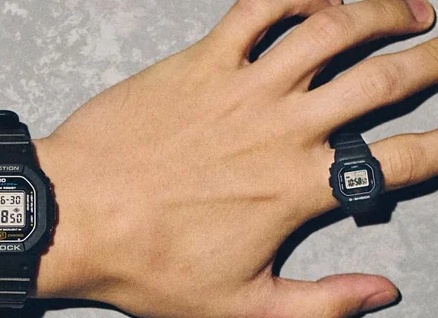 Casio CA-53WF-4B: калькулятор на запястье для тех, кто помнит 80‑е